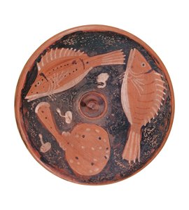 ヴルチ（セラミック）の魚で飾られた料理
